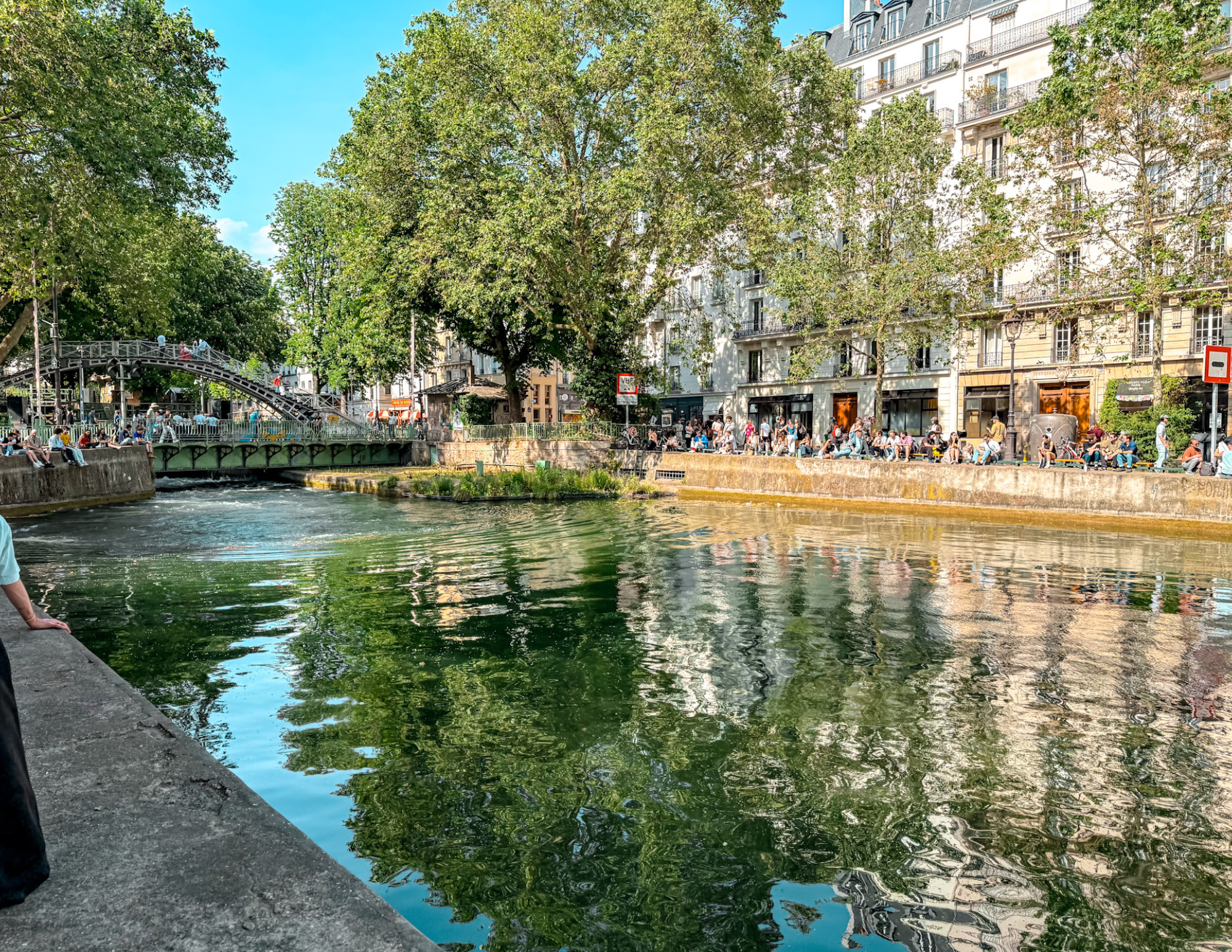 Paris Travel Guide (8).png